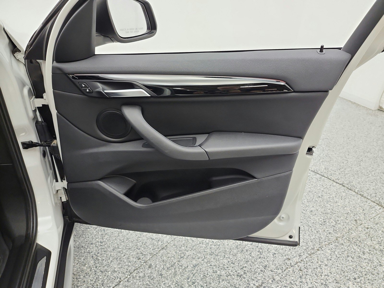 Used 2019 Alpine White BMW sDrive28i Sports Activity Vehicle image 19