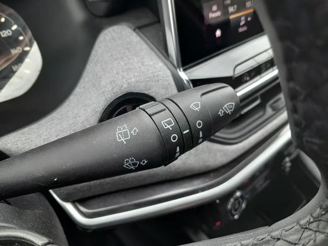 Used 2024  Jeep Latitude image 17