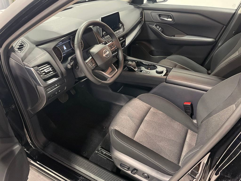 Used 2026  Nissan SV image 3
