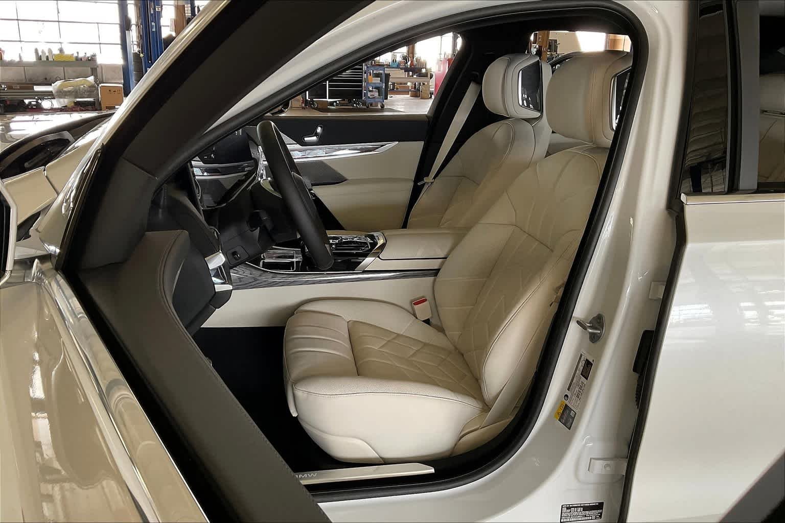 2025 BMW i7 50 - Photo 9