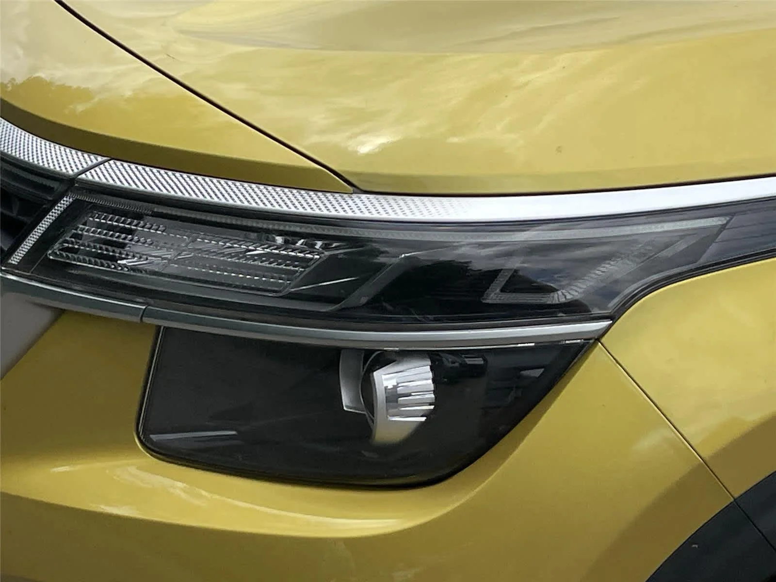 Used 2021 Starbright Yellow/Black Roof Kia S image 6