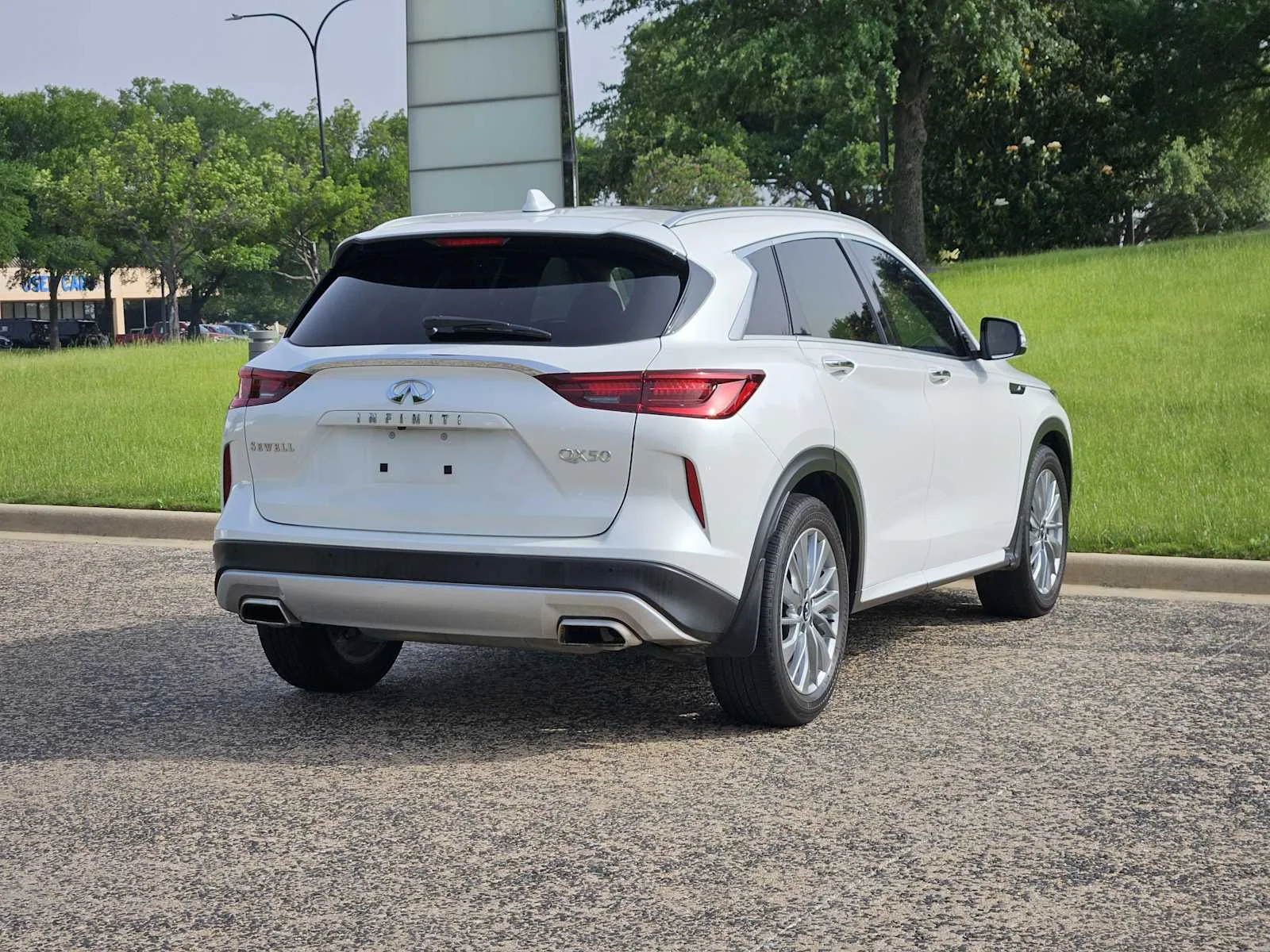 Certified Used 2023 Radiant White INFINITI LUXE image 8