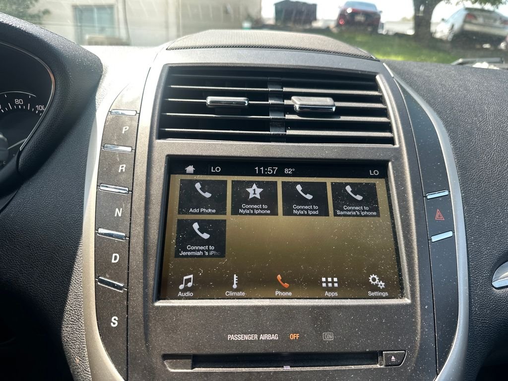 Used 2016 White Lincoln Premiere image 17