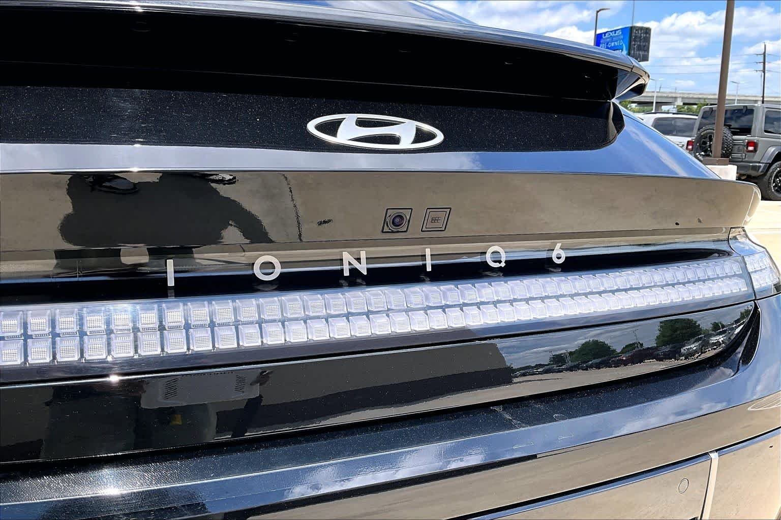 Used 2024 Onyx Black Hyundai SE image 9