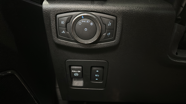 Used 2020 Stone Gray Metallic Ford Lariat image 32