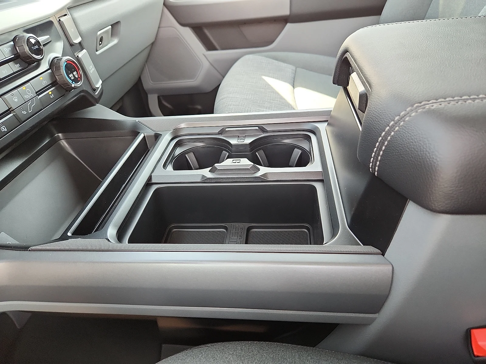 New 2027 Agate Black Metallic Ford XLT image 25
