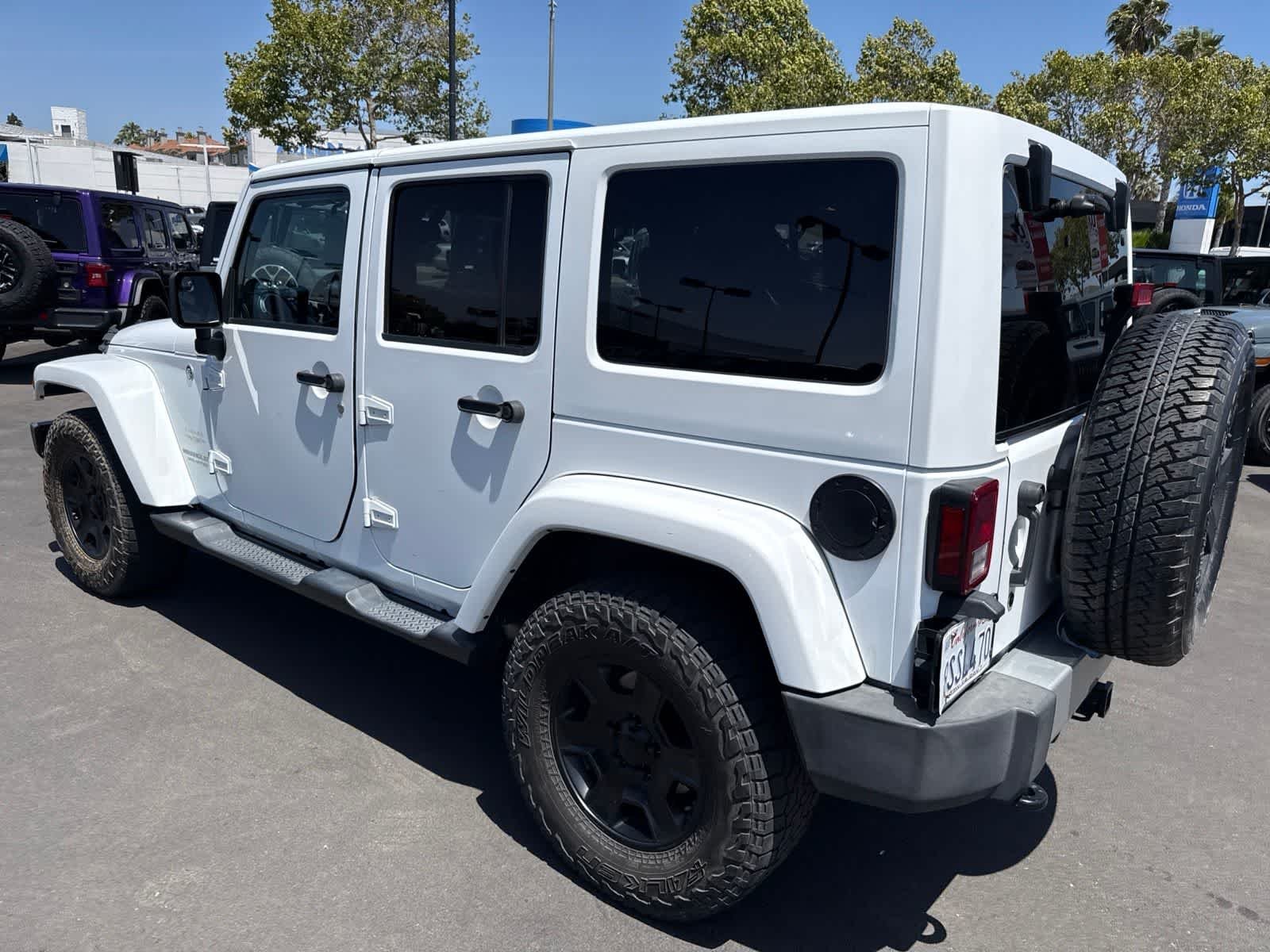 Used 2014 Bright White Clearcoat Jeep Sahara image 22