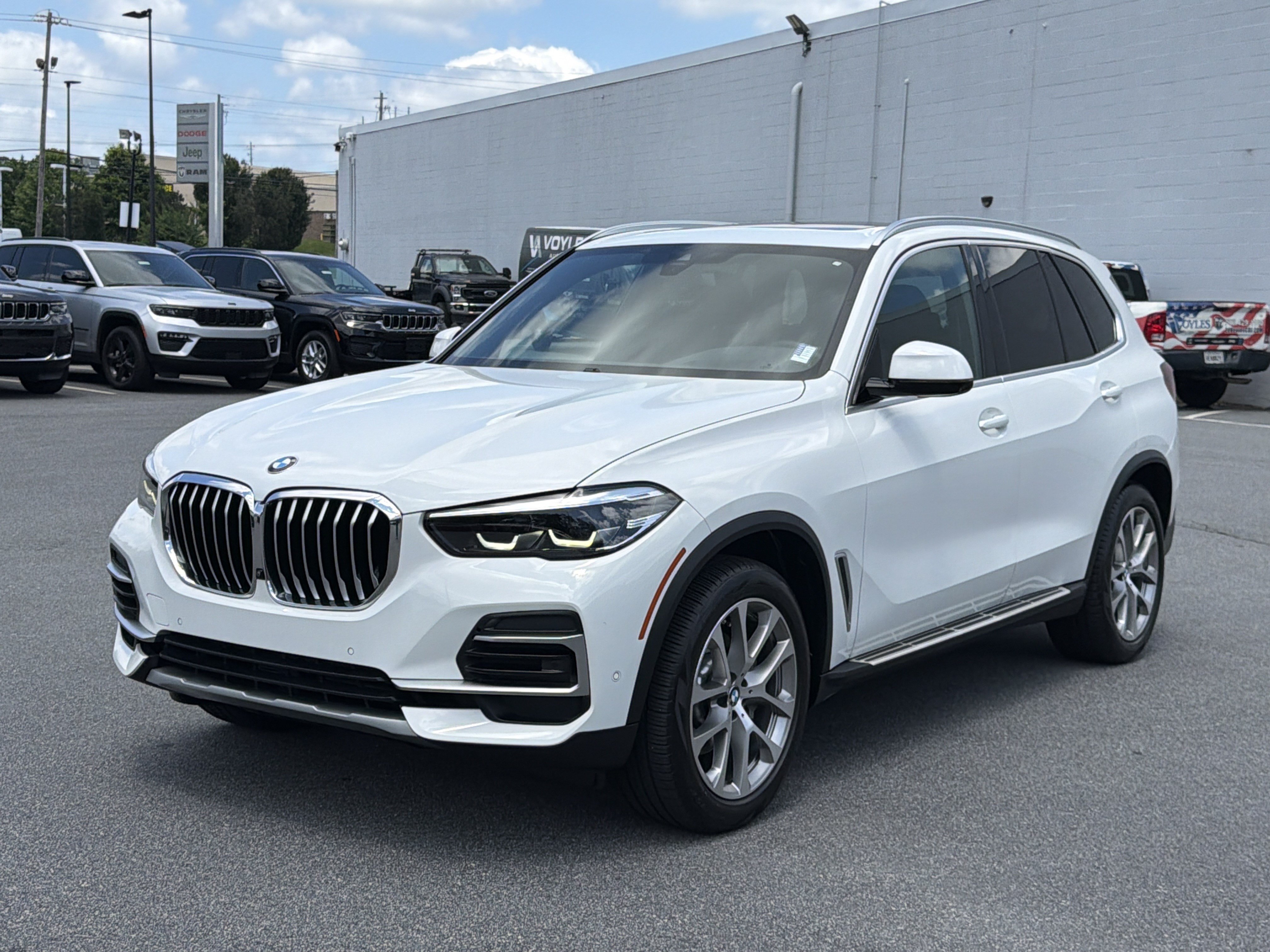 Used 2022 Alpine White BMW sDrive40i image 3