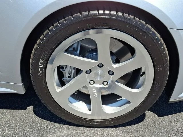 Used 2011 RADIANT SILVER METALLIC Cadillac RWD image 8