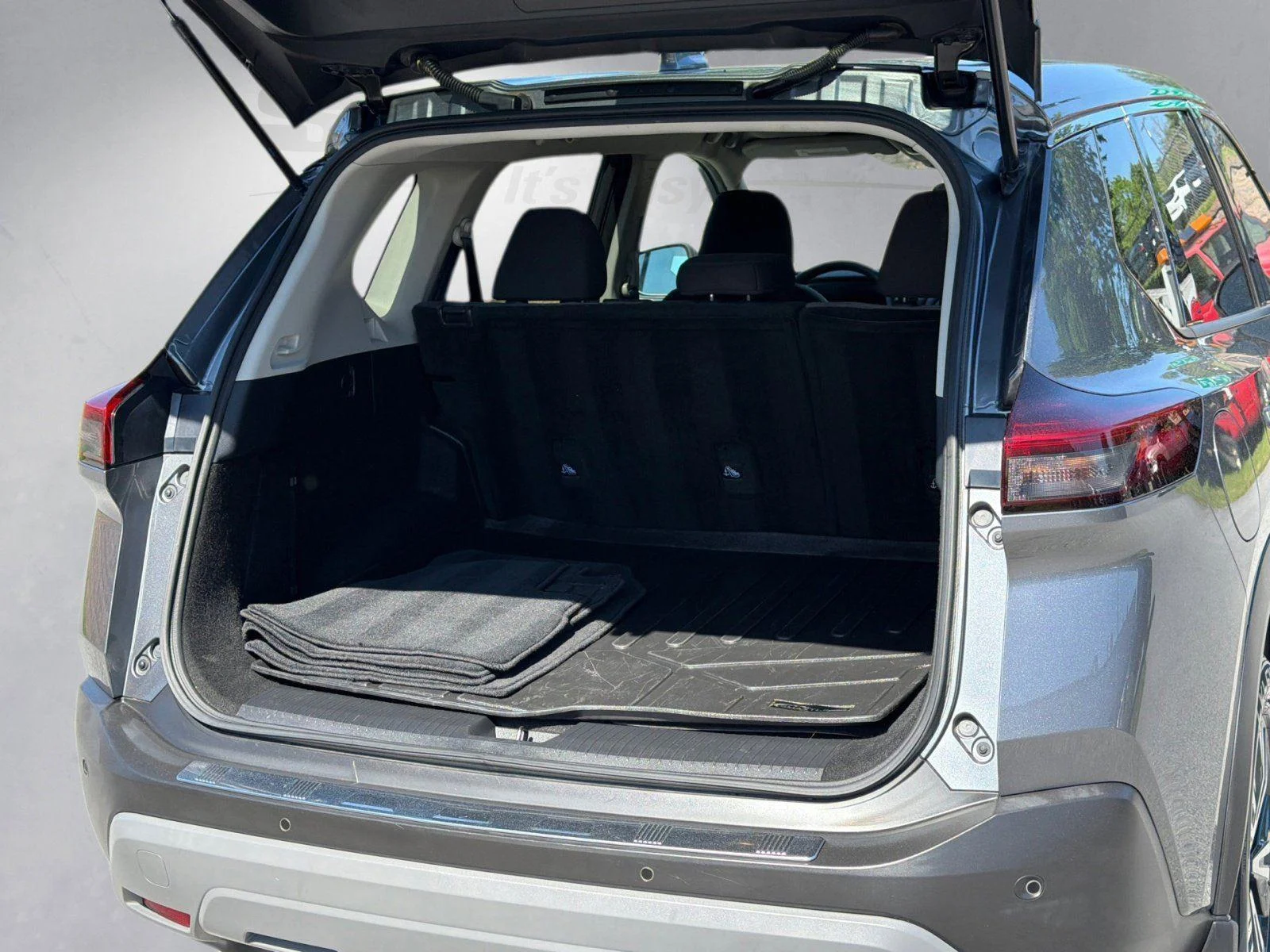 Used 2021 Gun Metallic Nissan SV image 25