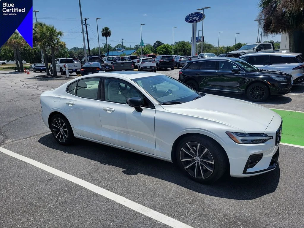 2021 Volvo S60 T5 Momentum's photo