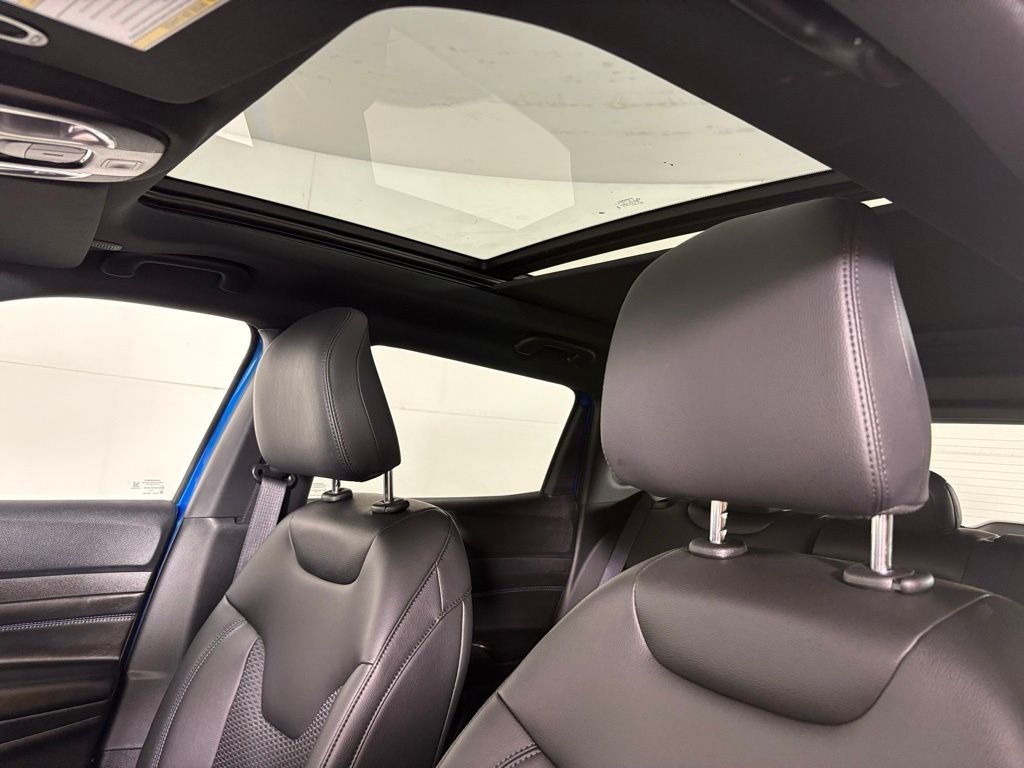New 2026 Hydro Blue Pearl-Coat Exterior Paint Jeep Latitude image 18