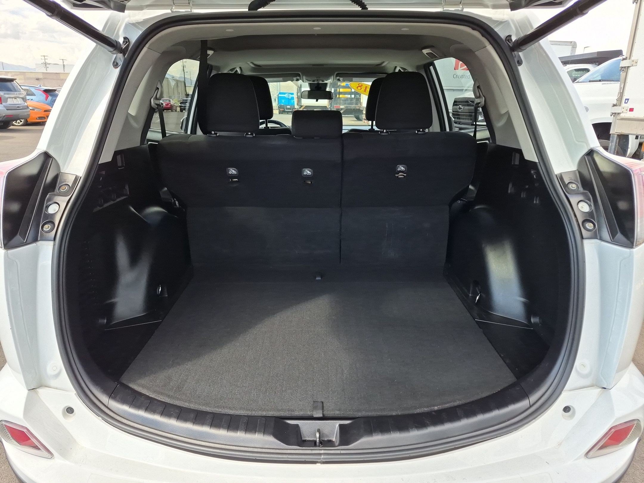 Used 2018 Super White Toyota XLE image 30