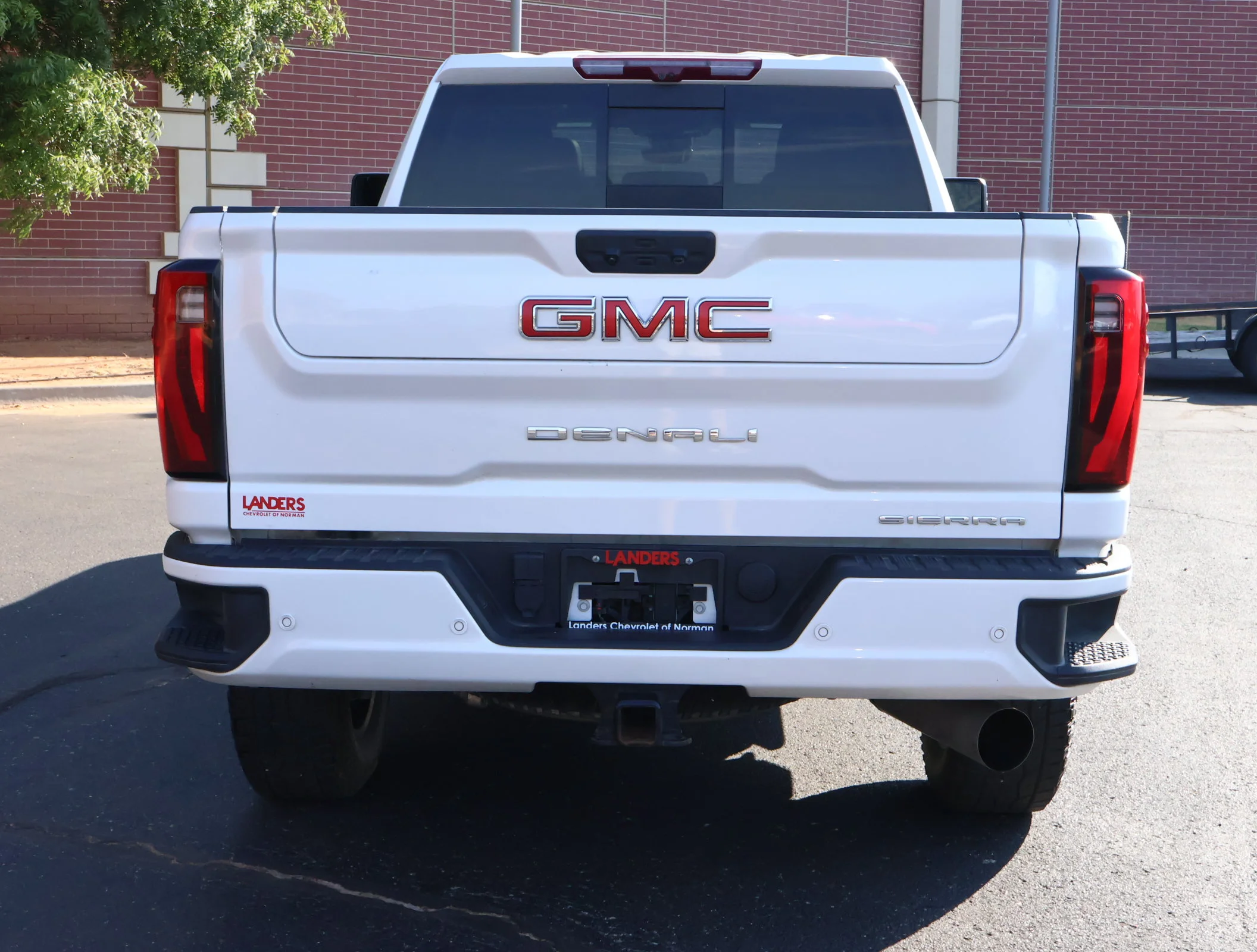 Used 2025 White Frost Tricoat GMC Denali image 34