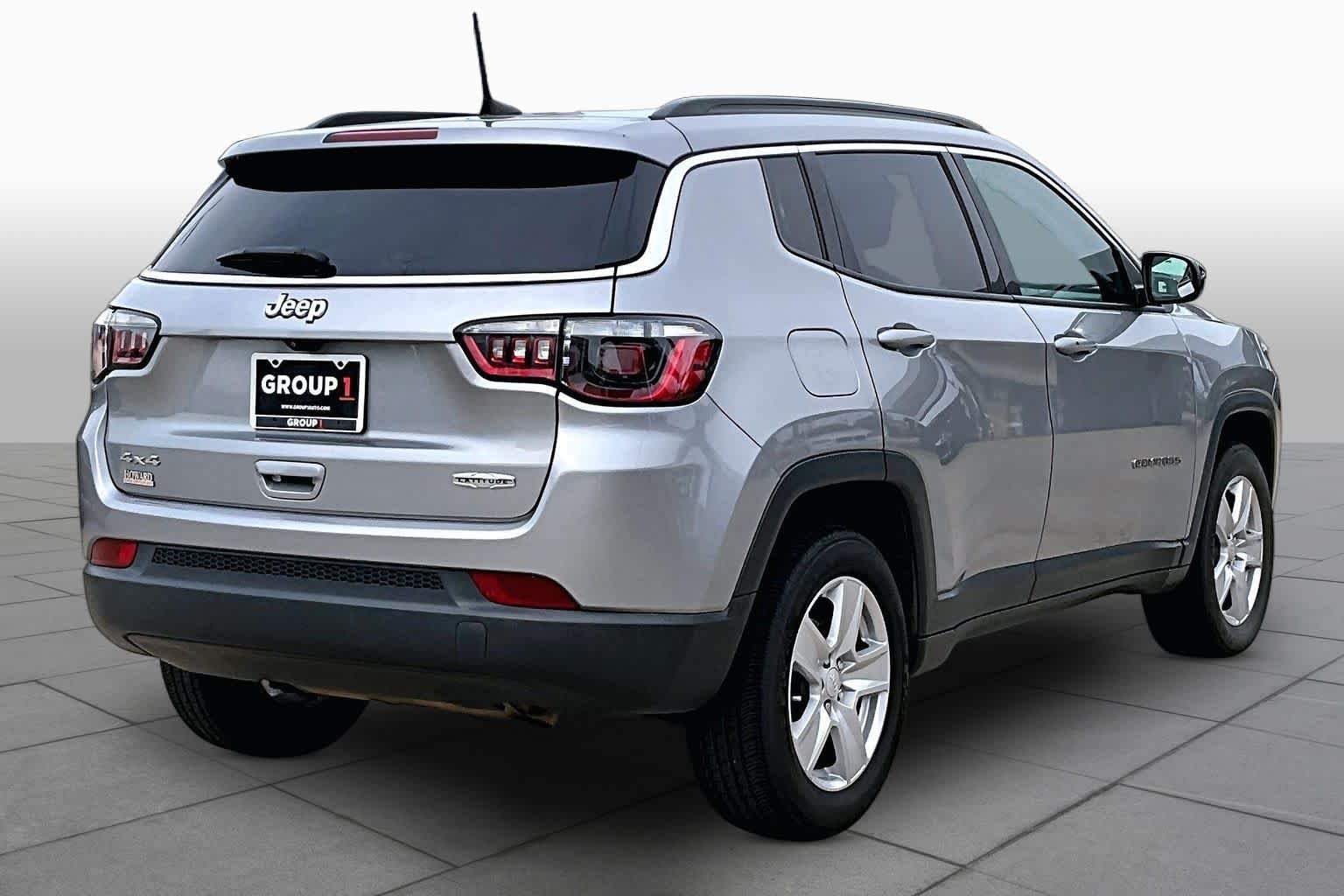 Used 2022 Billet Silver Metallic Clearcoat Jeep Latitude image 14