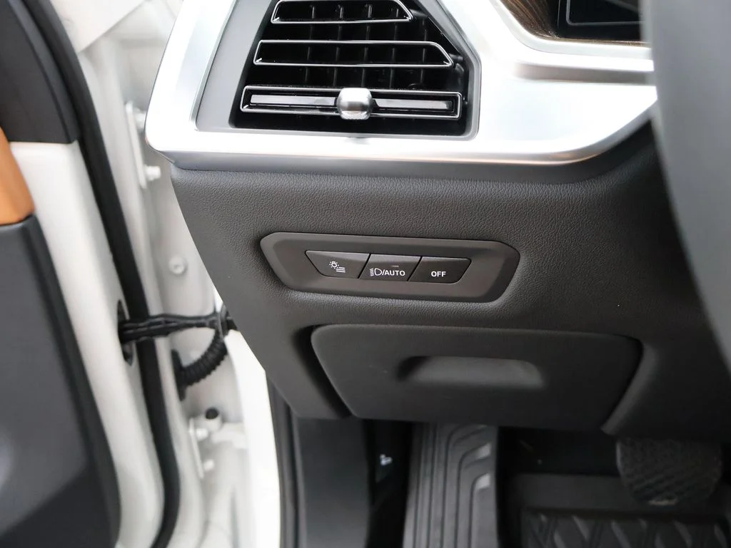 Used 2026 White BMW xDrive40i image 36