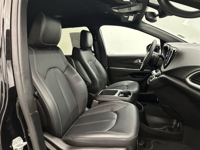 Used 2025 Black Chrysler Select image 29