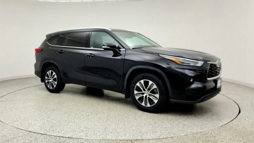 Used 2022 Midnight Black Metallic Toyota XLE AWD image 3