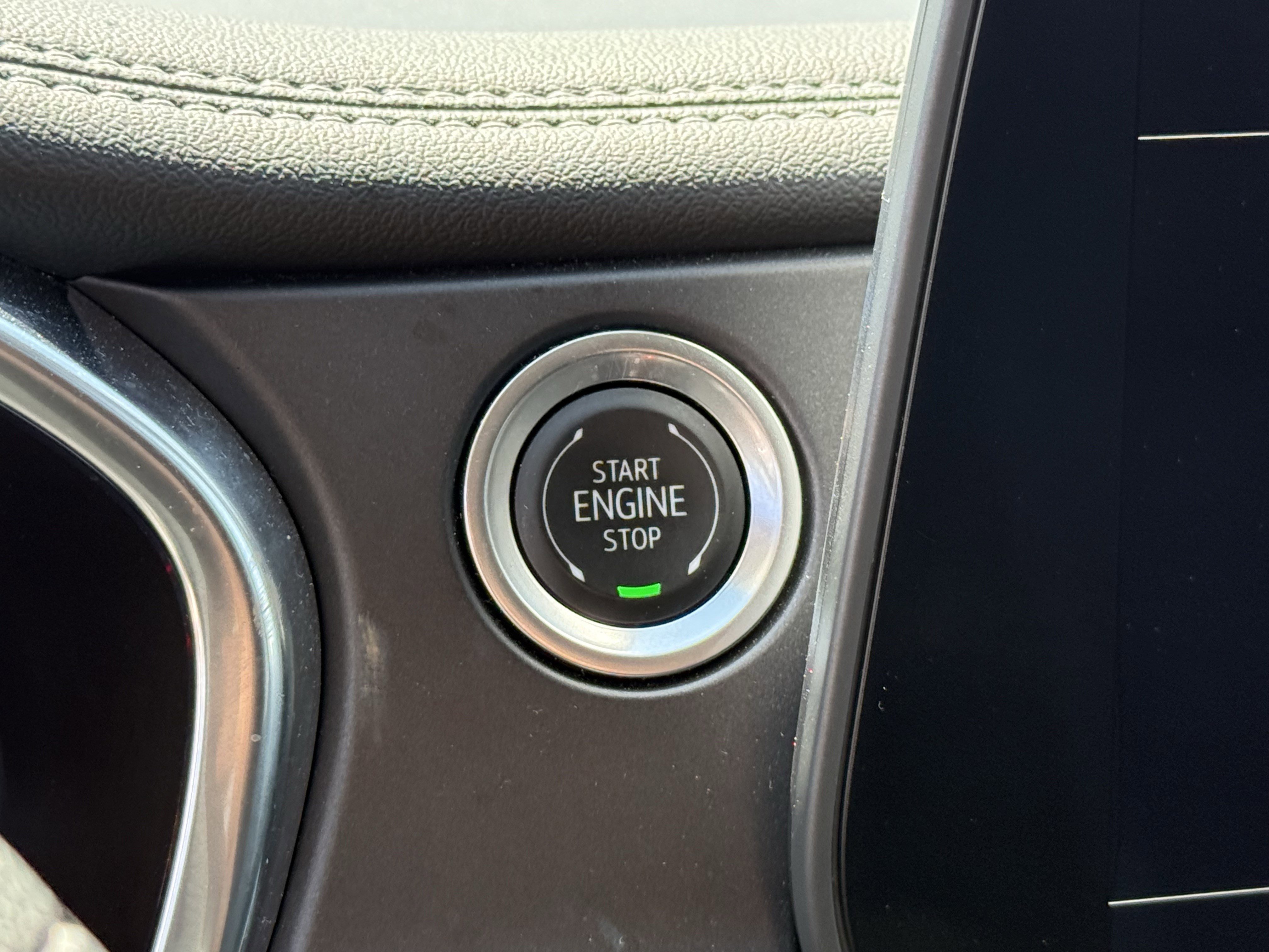 Used 2025 Summit White Chevrolet LT image 24