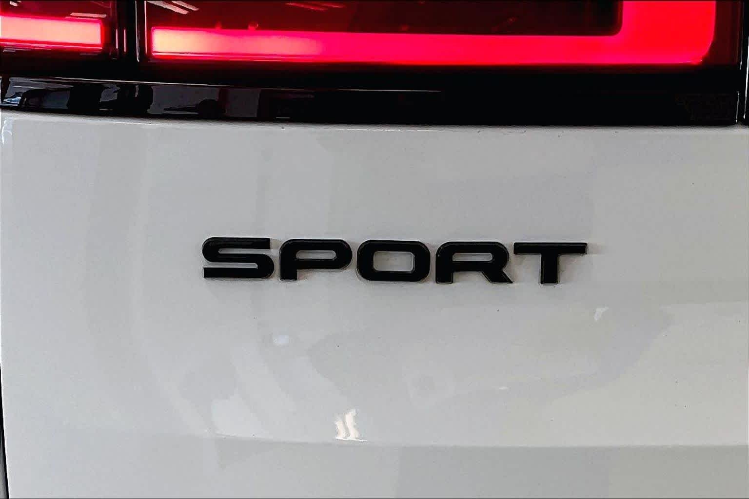 Used 2023 Fuji White Land Rover SE Dynamic image 29