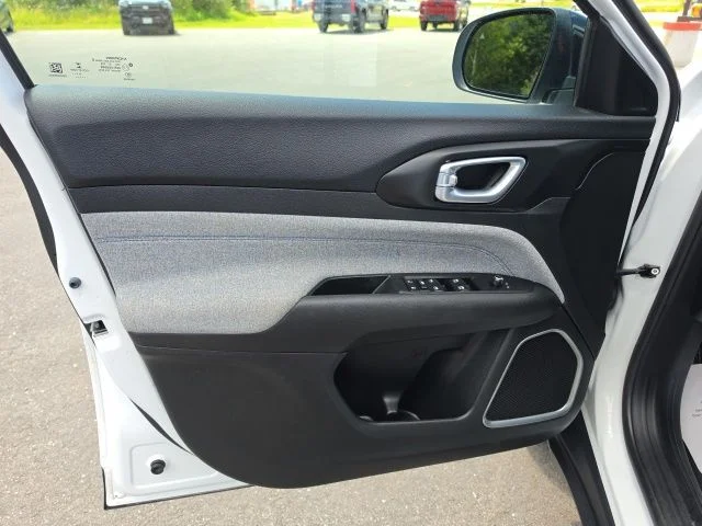 Used 2022 White Jeep Latitude image 17