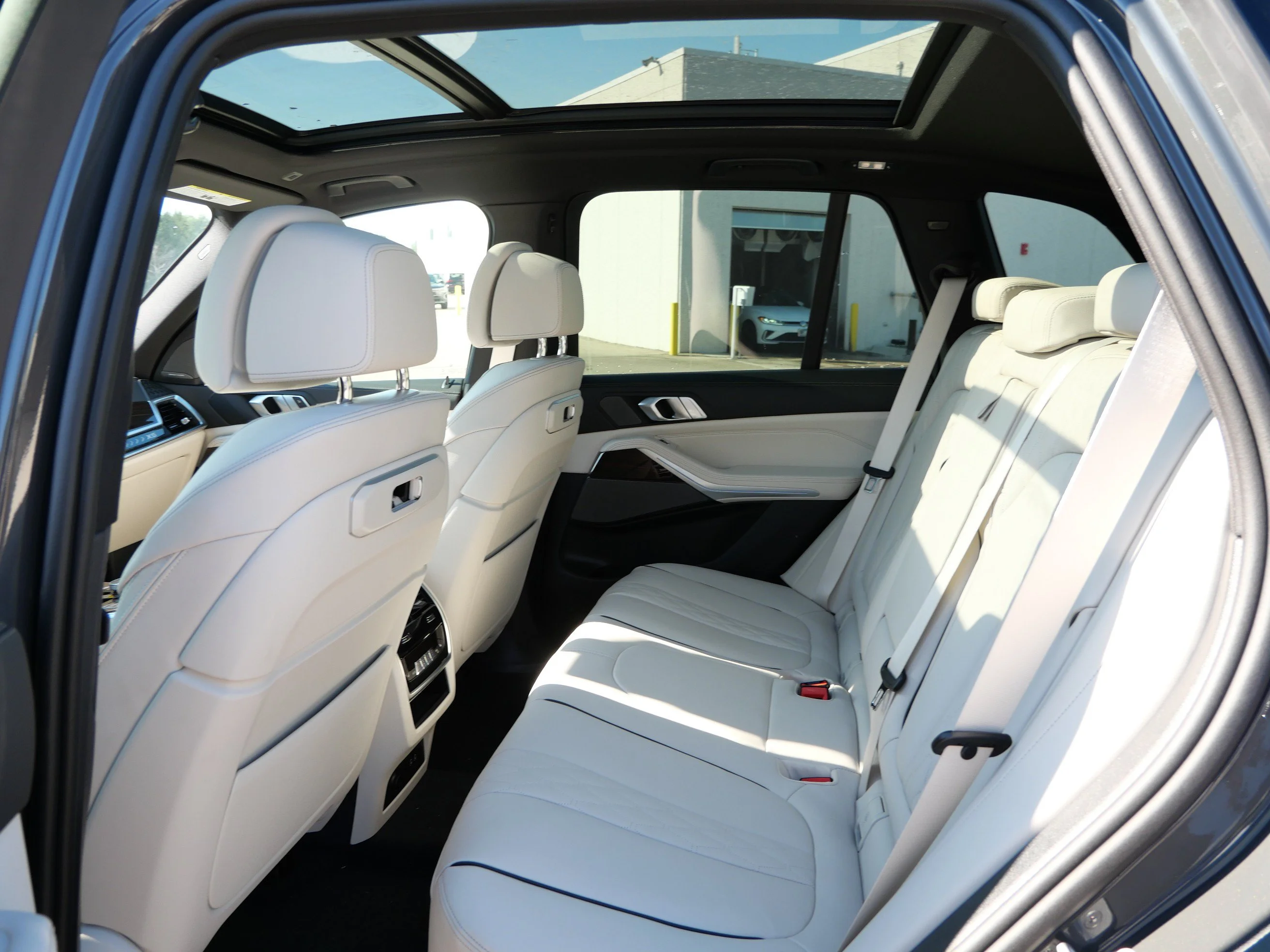 New 2026 Dravit Grey Metallic BMW xDrive50e image 6
