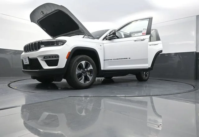Used 2022 White Jeep 4xe image 32