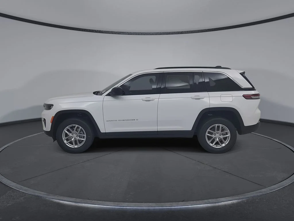 New 2026 Bright White Clear-Coat Exterior Paint Jeep Laredo X image 9