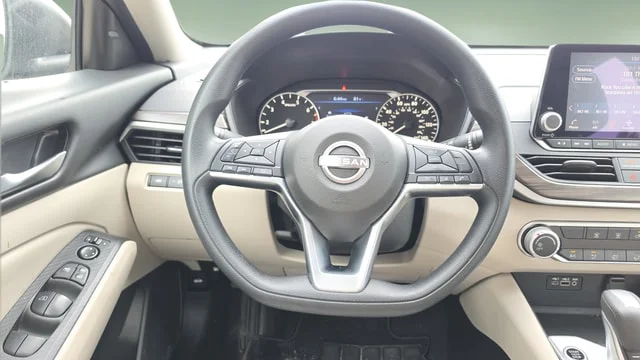Used 2025 Super Black Clearcoat Nissan 2.5 SV image 9