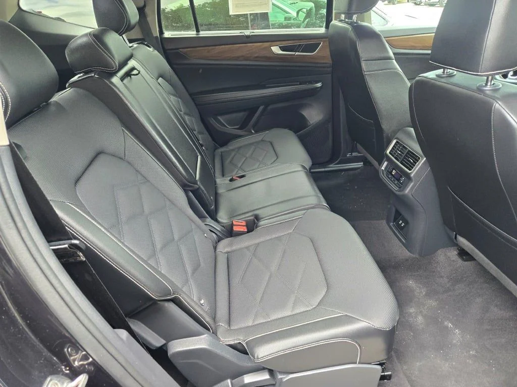 Used 2025 Gray Volkswagen 2.0T SE w/Technology image 10