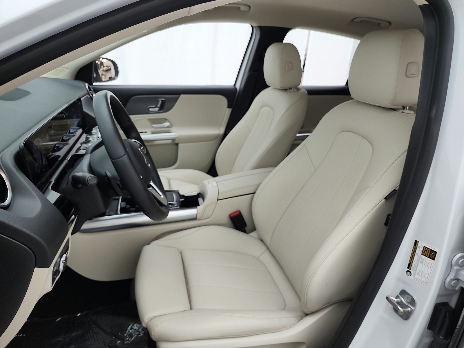 Used 2023 Digital White Metallic Mercedes-Benz GLA 250 SUV image 15