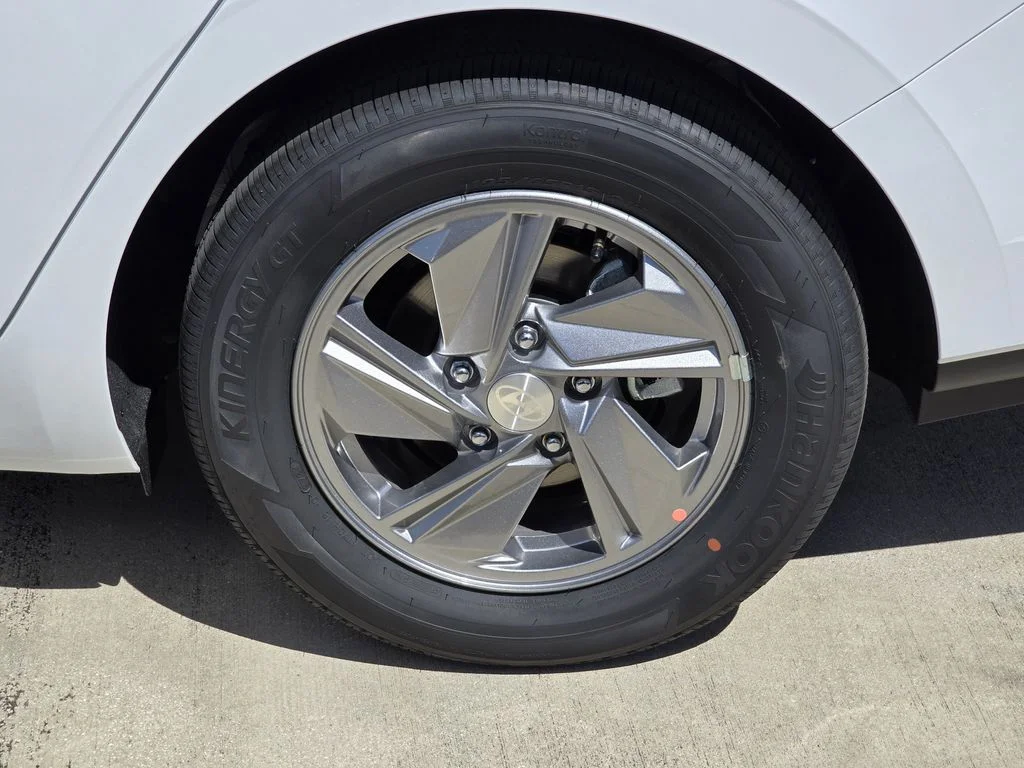 New 2026 White Hyundai SE image 5
