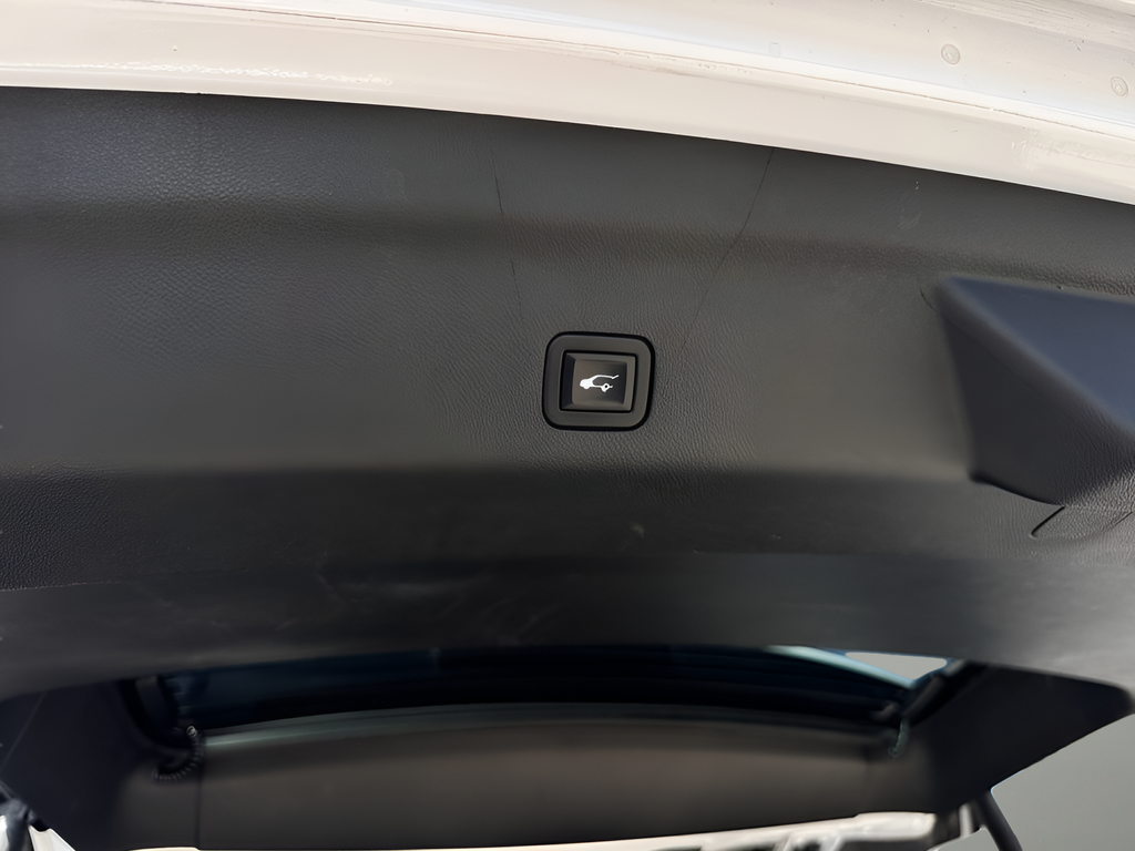 Used 2023 White GMC AT4 image 27