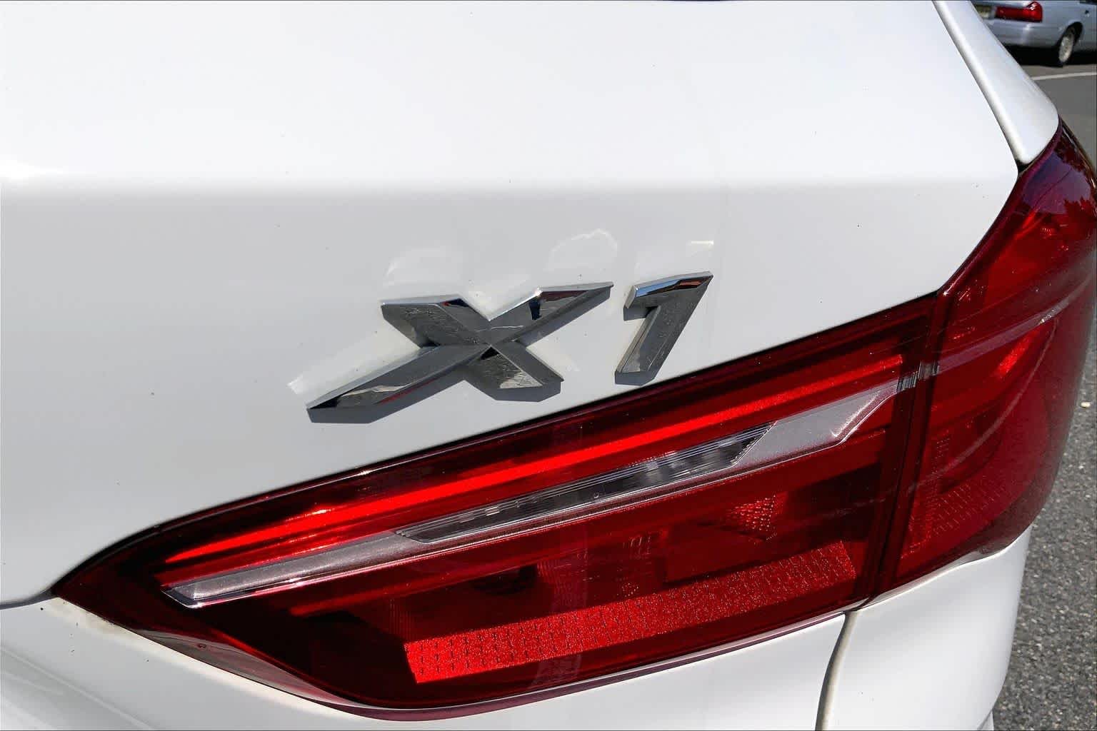 Used 2018 Alpine White BMW xDrive28i image 32