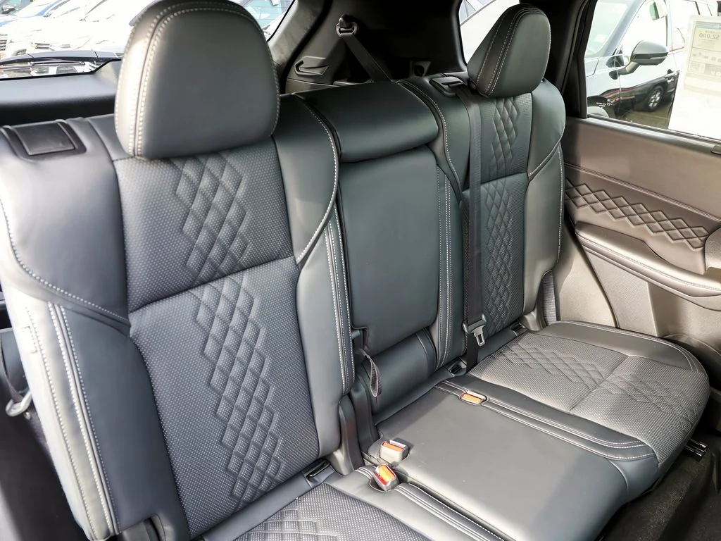 New 2025 Black Mitsubishi SEL image 21