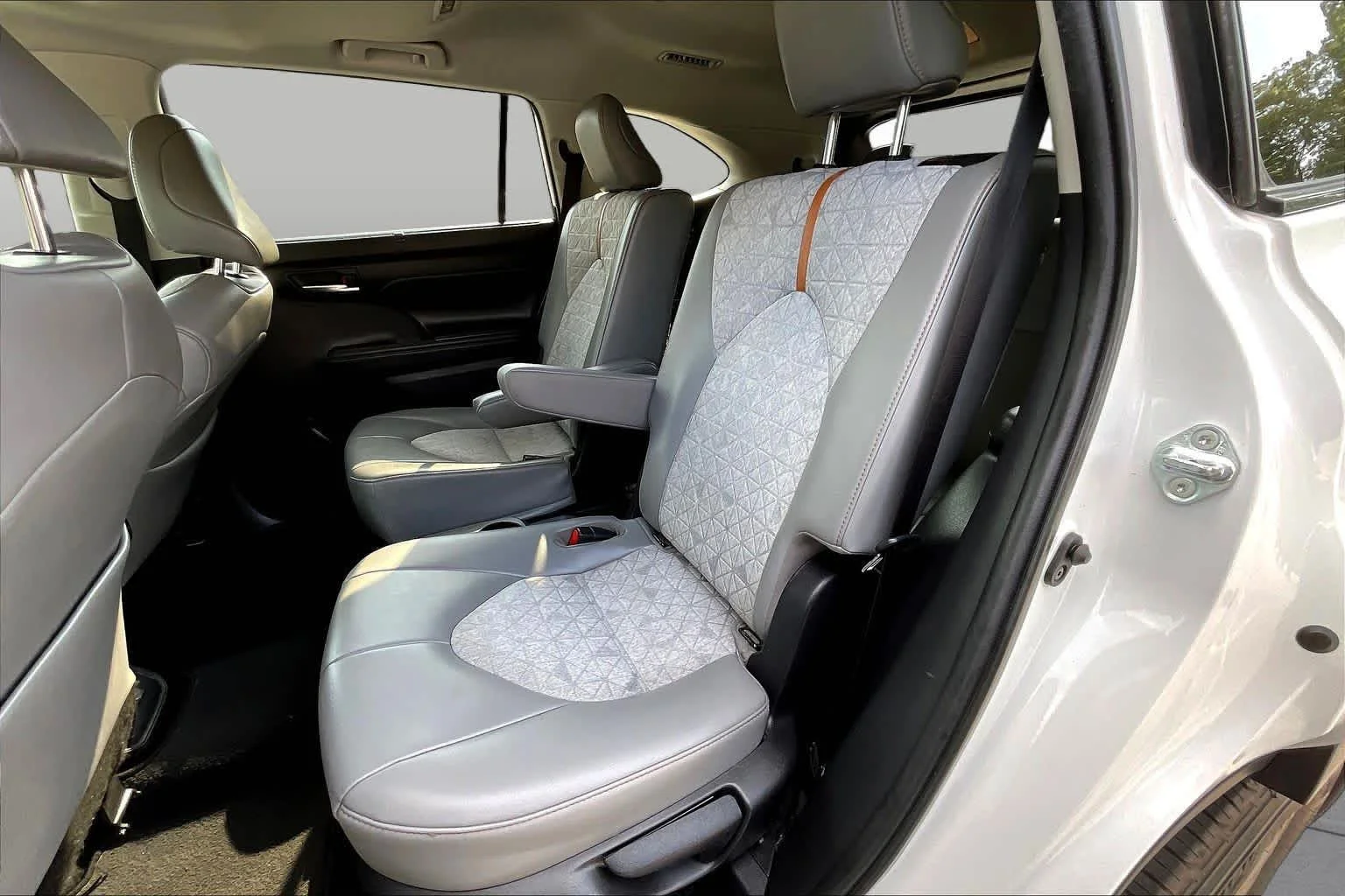 Used 2022 Wind Chill Pearl Toyota Hybrid Bronze Edition image 20