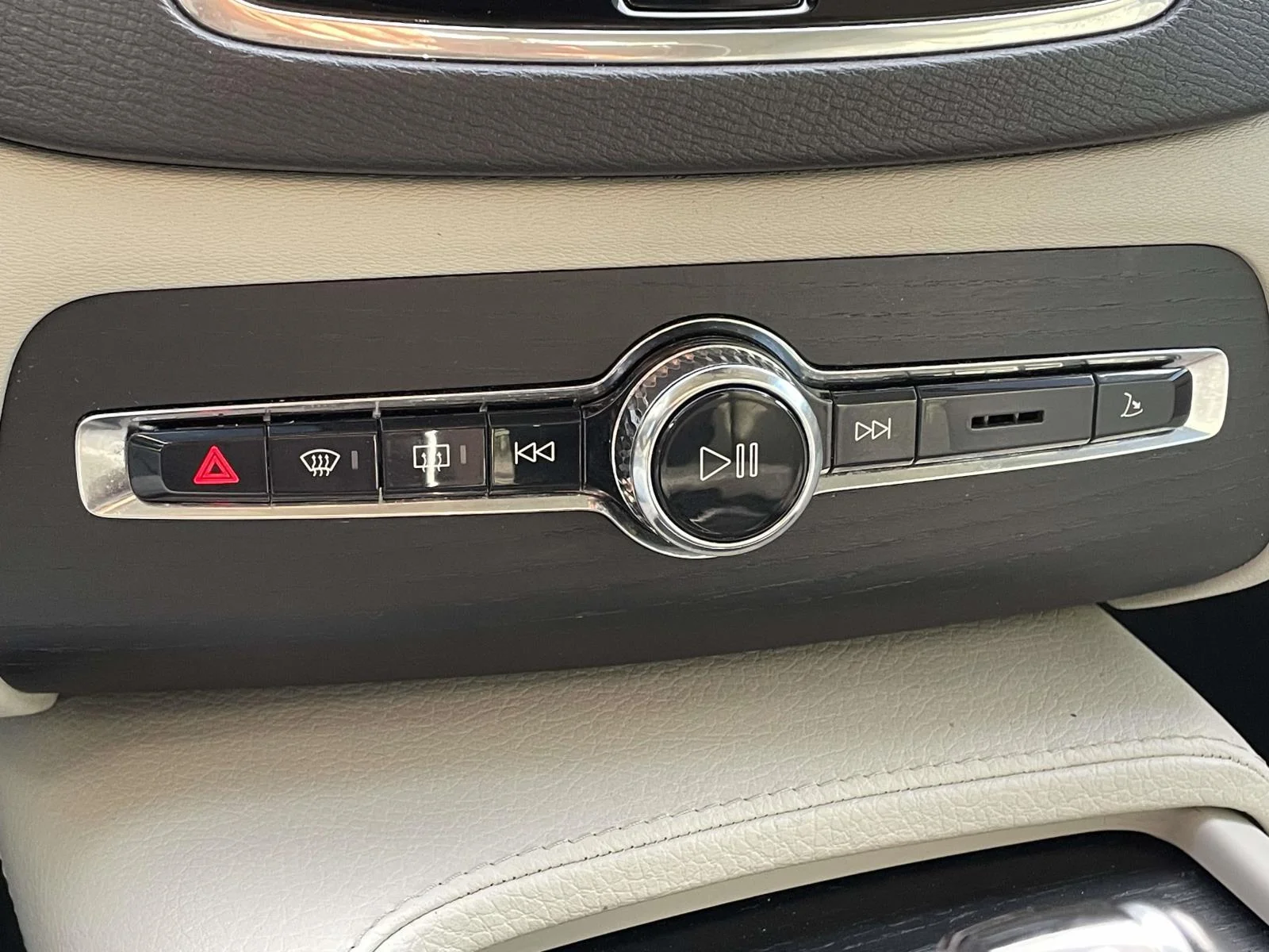 Used 2020 Denim Blue Metallic Volvo Momentum image 19