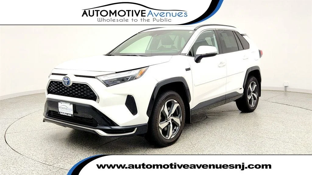 Used 2023 Ice Cap Toyota SE w/ Weather & Moonroof Pkg image 1