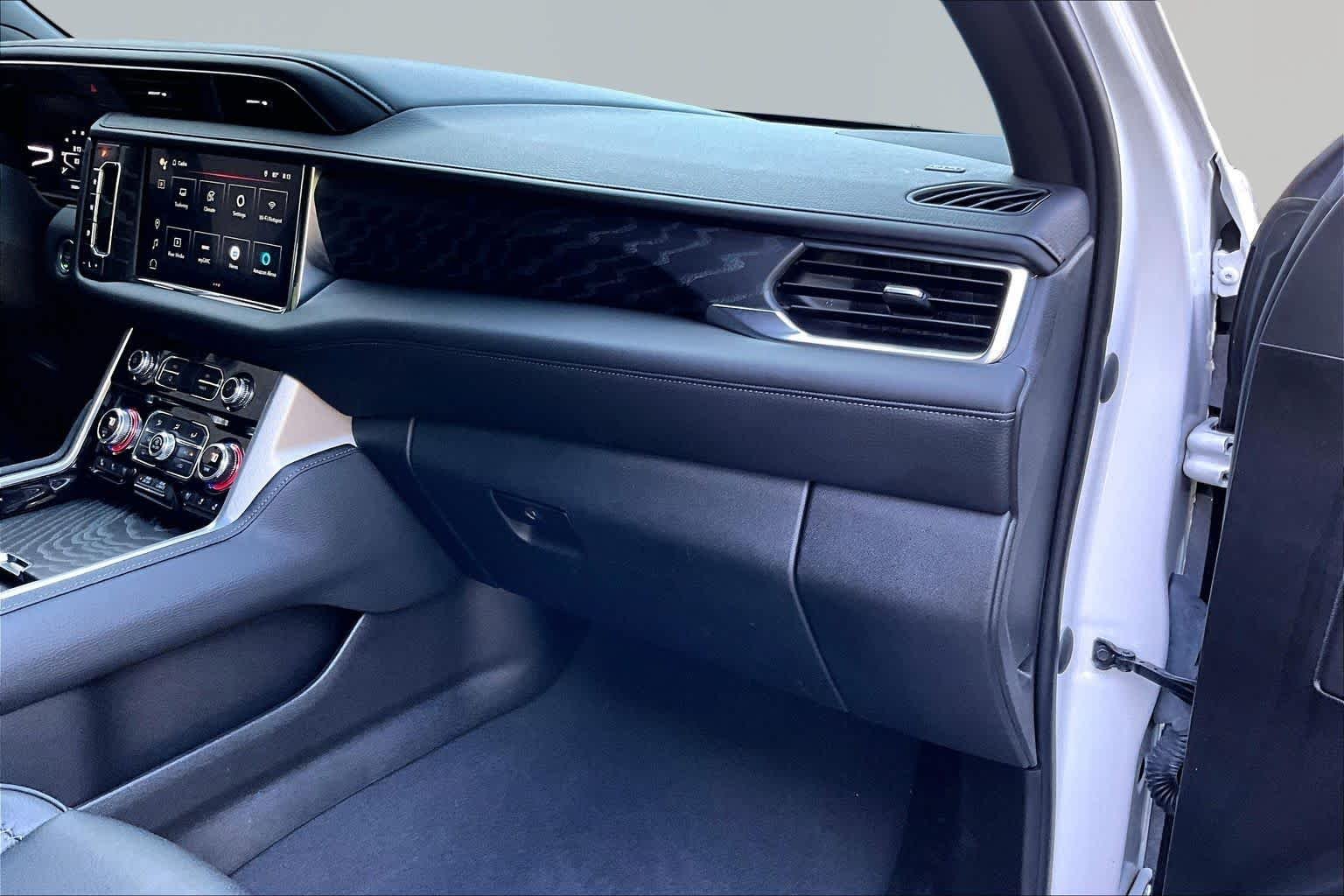 Used 2022 White Frost Tricoat GMC Denali image 19