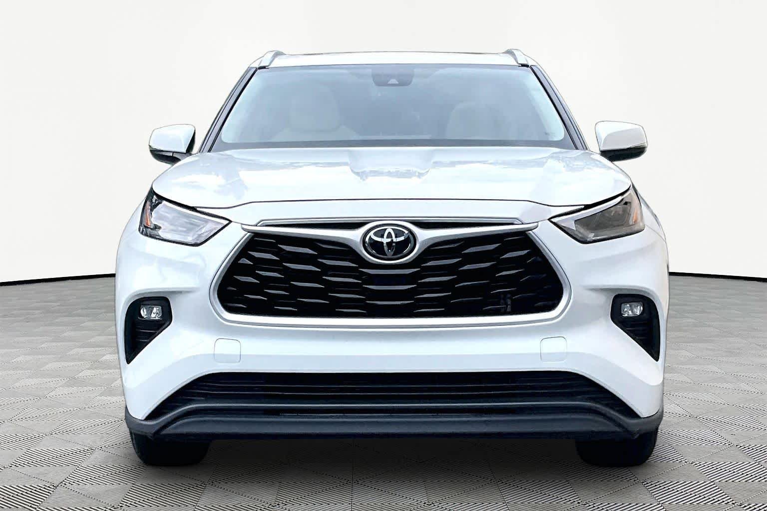 Used 2023 Wind Chill Pearl Toyota XLE image 4