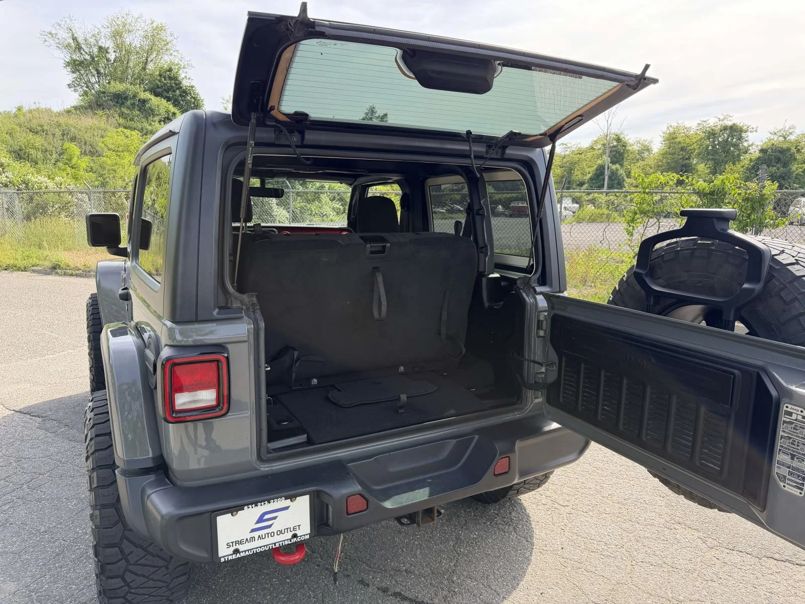 Used 2022 Gray Jeep Rubicon image 13