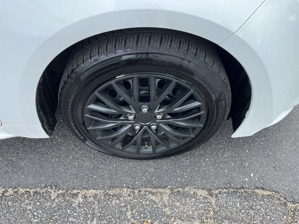 Used 2022 White Toyota LE image 17