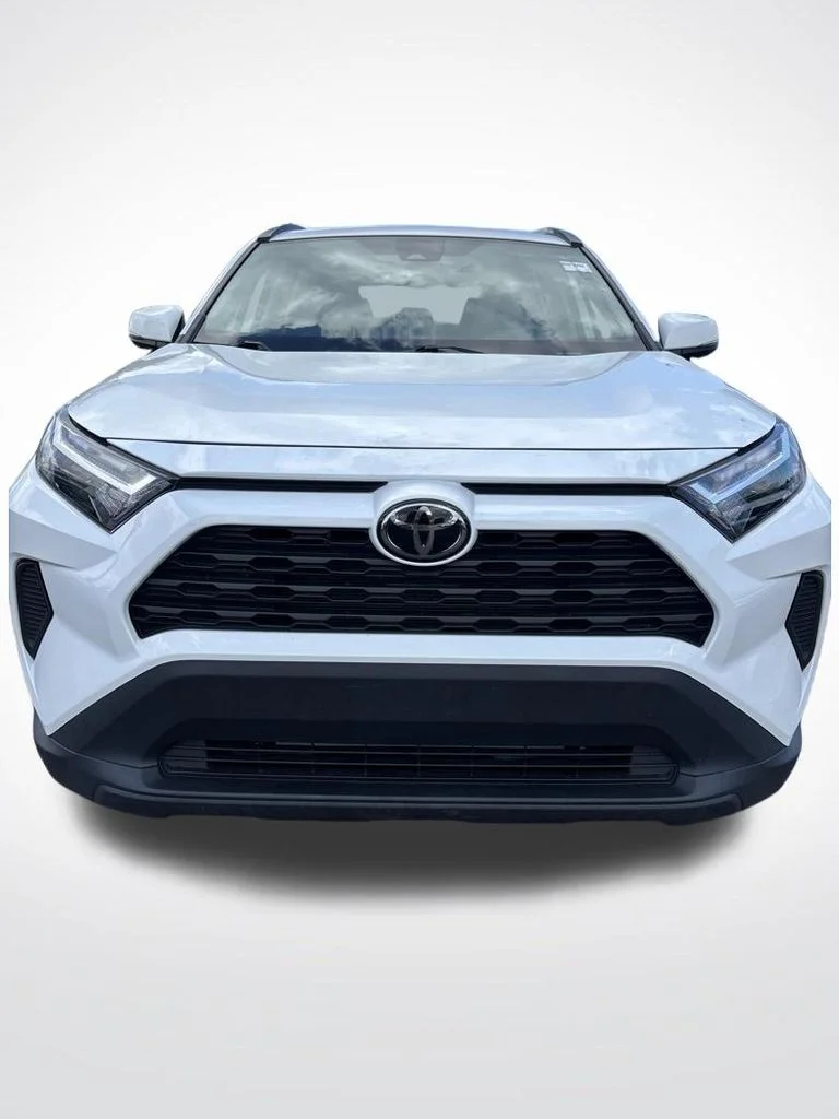 Used 2022 White Toyota XLE image 3