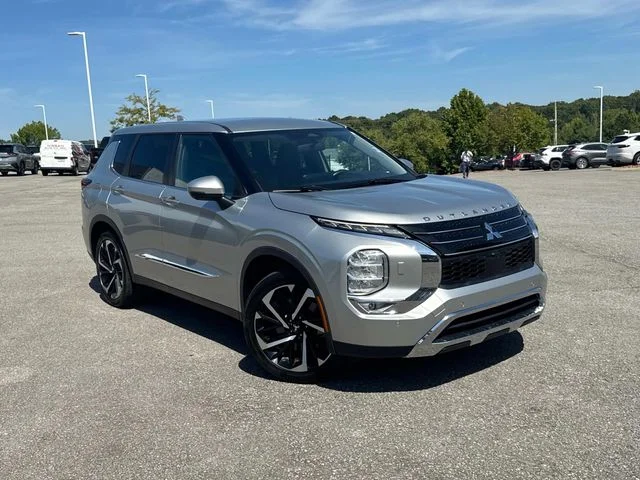 Used 2022 Silver Mitsubishi SE image 2