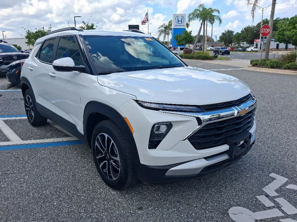 Used 2025 White Chevrolet LT image 3