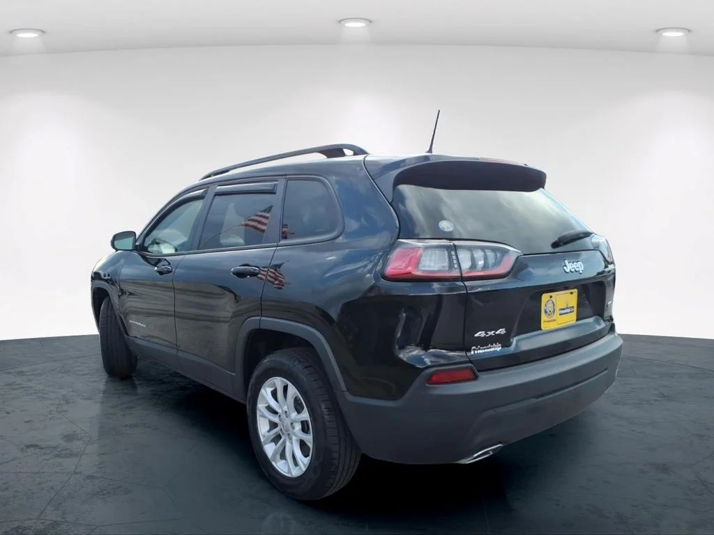 Used 2022 Black Jeep Latitude Lux image 9