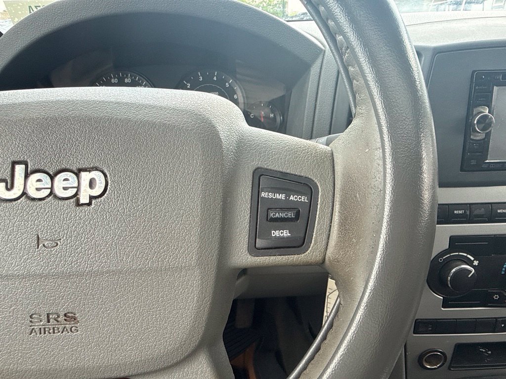 Used 2005 Silver Jeep Laredo image 19