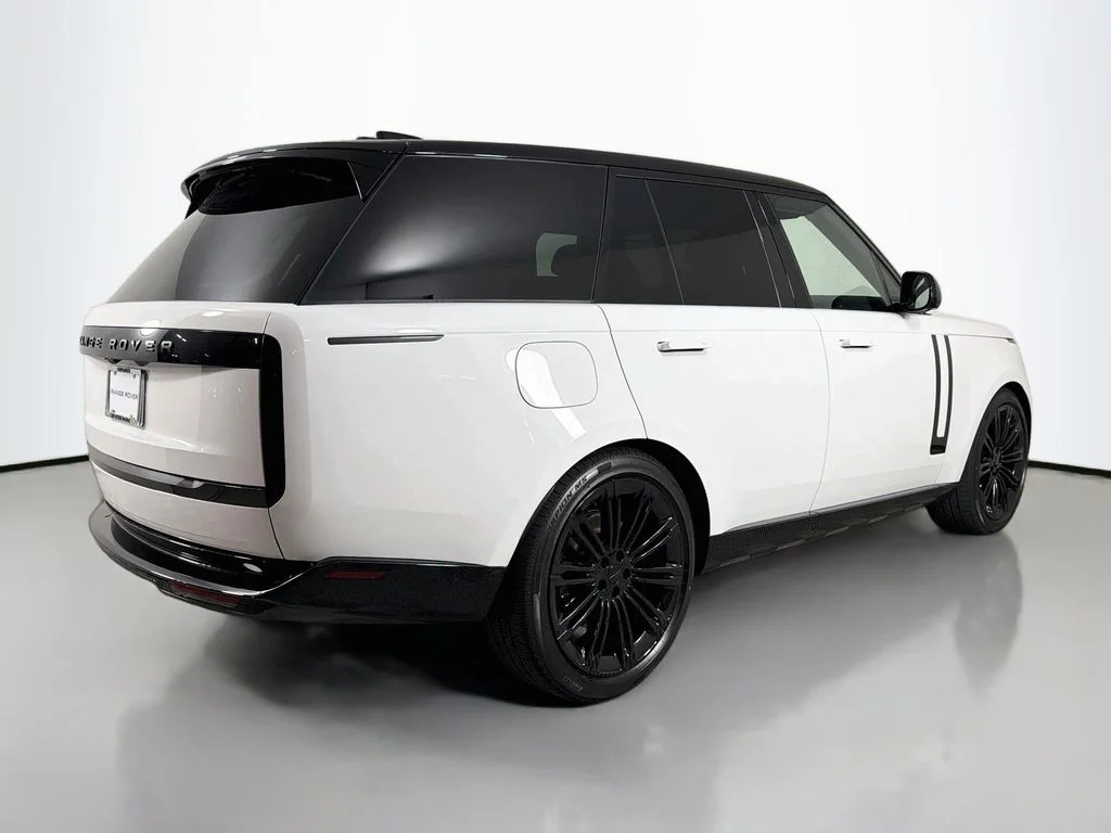 New 2026 Fuji White Land Rover SE image 5