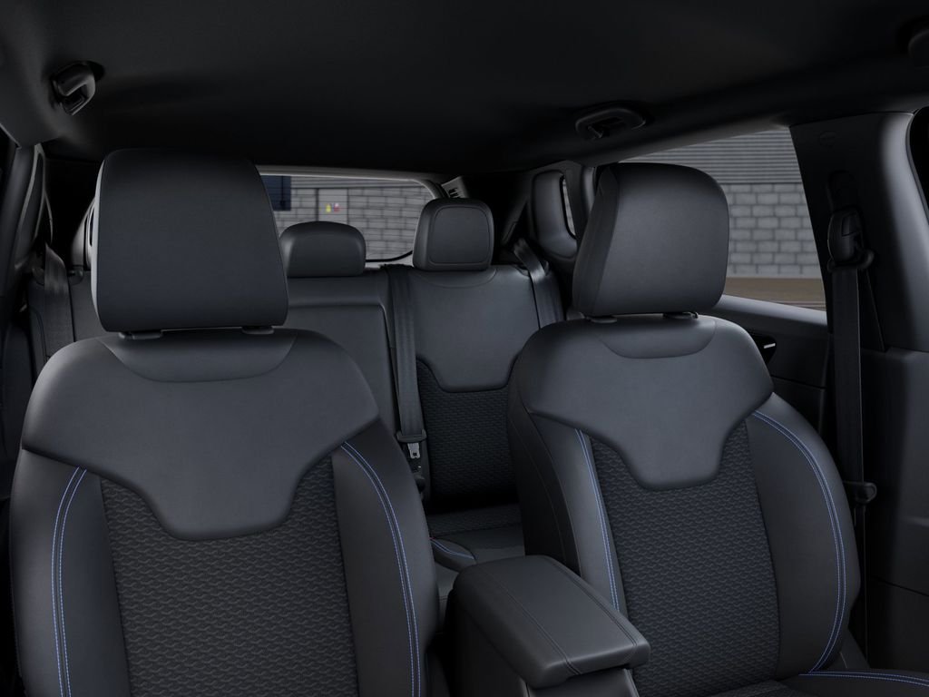 New 2026 Diamond Black Crystal Pearlcoat Jeep Latitude image 26