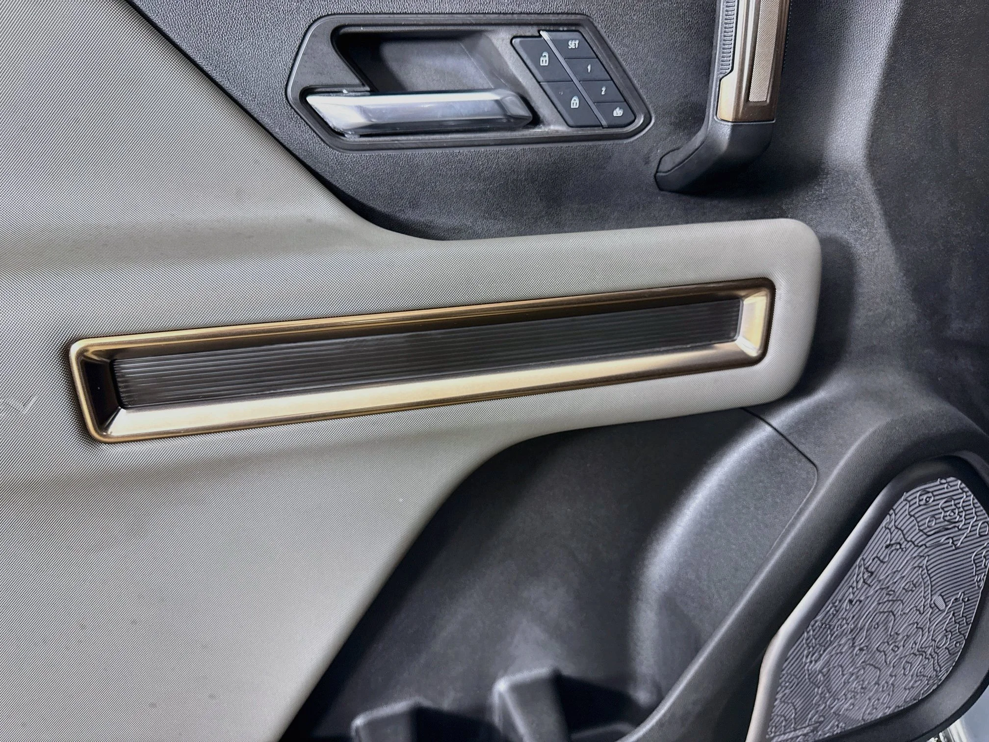 Used 2024 Meteorite Metallic (Grey) GMC 2X image 20